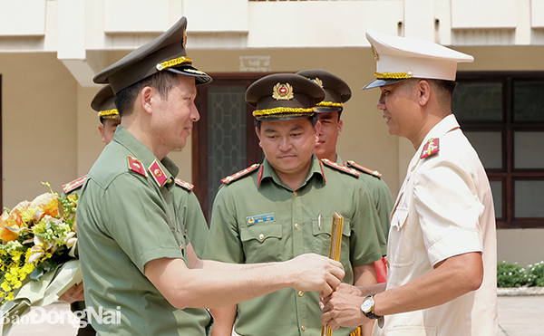 Ủy viên Ban TVTU, Giám đốc Công an tỉnh Thiếu tướng Vũ Hồng Văn trao quyết định của Bộ trưởng Bộ Công an thăng cấp bậc hàm cho đại úy Thái Ngô Hiếu