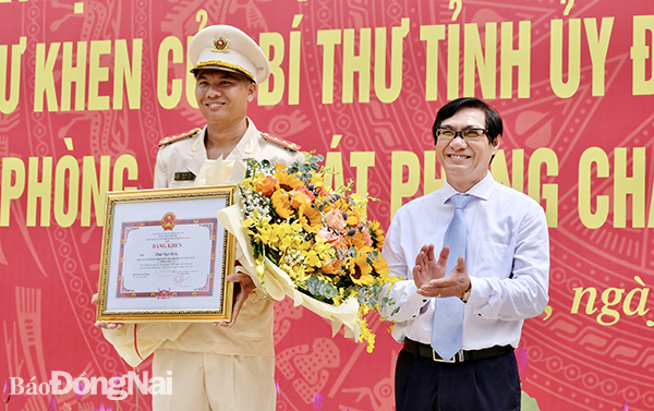 Phó chủ tịch UBND tỉnh Nguyễn Sơn Hùng trao bằng khen Chủ tịch UBND tỉnh cho đại úy Thái Ngô Hiếu