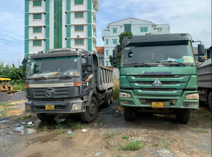 Những chiếc xe ben vi phạm quá tải, thiếu giấy tờ bị CSGT kiên quyết xử lý tạm giữ phương tiện.