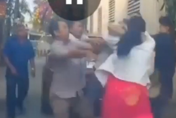 Hình ảnh cắt từ video được cho là cán bộ công an có mặt trong video xô xát vì chuyện đậu xe