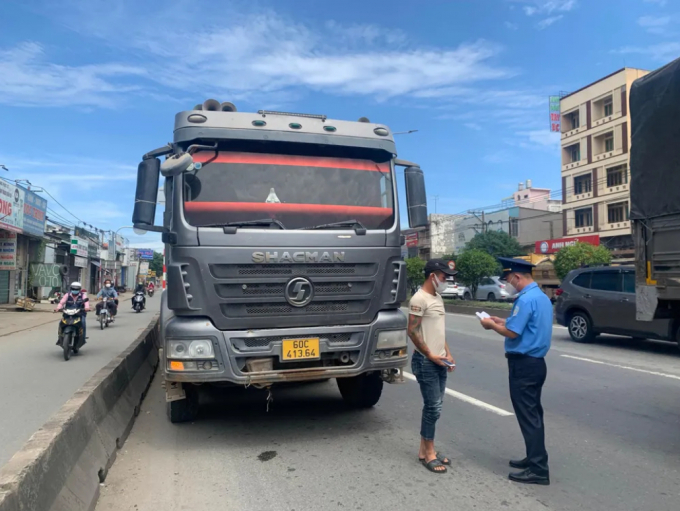 TTGT tỉnh Đồng Nai kiểm tra một chiếc xe ben có dấu hiệu cơi nới thùng xe.