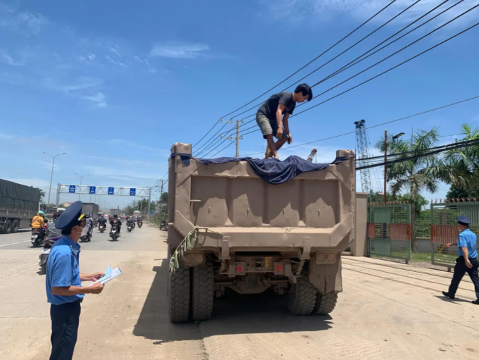 Lực lượng chức năng yêu cầu tài xế phải đảm bảo che chắn kĩ càng, tránh để đất đá vương vãi ra lòng đường.
