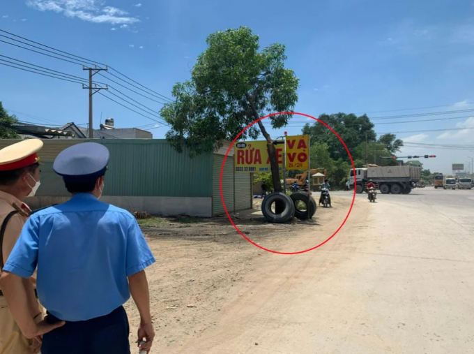 Nhiều đối tượng (khoanh đỏ) khi thấy lực lượng chức năng làm nhiệm vụ thì điện báo cho các tài xế không cho xe ben lưu thông.