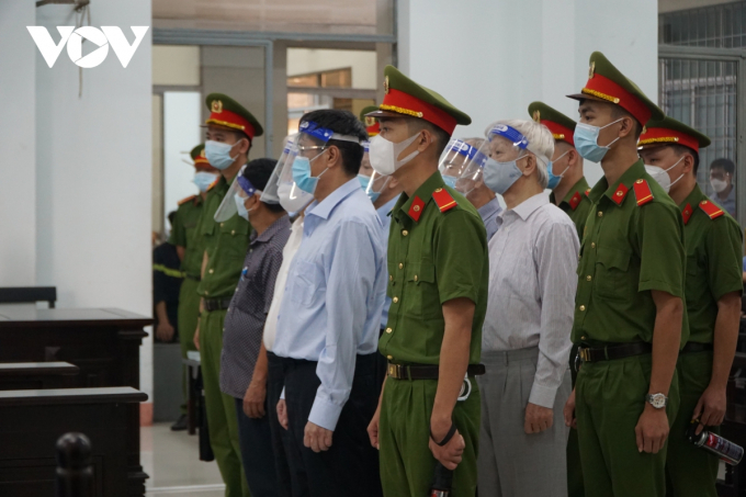 Các bị cáo nghe Tòa án Nhân dân tỉnh Khánh Hòa tuyên án.