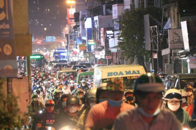 Tương tự tại khu vực ngã tư Hàng Xanh, giao lộ Lê Văn Duyệt, Phan Đăng Lưu, quận Bình Thạnh cũng ùn ứ nghiêm trọng, lực lượng chức năng cũng có mặt điều tiết phân luồng giao thông.