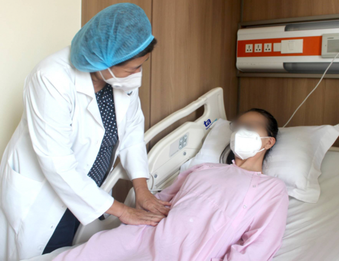 Bác sĩ Nguyễn Bá Mỹ Nhi kiểm tra sức khỏe cho bệnh nhi sau phẫu thuật BVCC