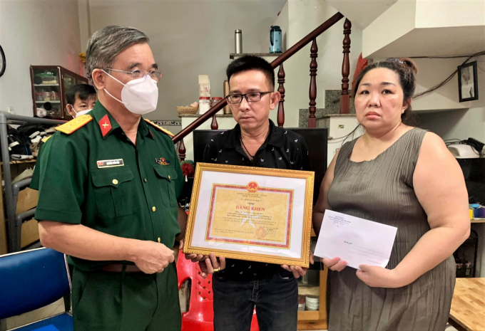Lãnh đạo Bộ Tư lệnh TP.HCM trao bằng khen của Bộ Tư lệnh Quân khu 7 cho thân nhân chiến sĩ Nguyễn Thành Huy CTV