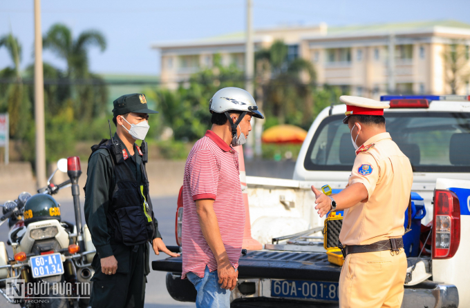 Trên đường sắt, bố trí lực lượng làm nhiệm vụ bảo đảm trật tự an toàn giao thông đường sắt. Chủ động phối hợp với chính quyền, công an các địa phương và ngành Đường sắt tổ chức kiểm tra, xử lý nghiêm tình trạng các phương tiện giao thông đường bộ vượt đèn đỏ, chắn tàu khi đã đóng tại các đường ngang, xây dựng các công trình lấn chiếm, vi phạm hành lang an toàn giao thông đường sắt.