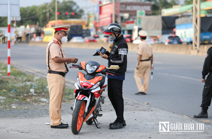 Đồng thời, nắm tình hình, rà soát lại toàn bộ các phương án phân luồng, chỉ huy điều khiển giao thông, kịp thời huy động lực lượng, phối hợp và bố trí lực lượng thường trực, ứng trực để giải quyết khi có dấu hiệu ùn tắc giao thông, không để xảy ra ùn tắc giao thông kéo dài. Đợt ra quân này nhằm kiềm chế tai nạn giao thông, giảm ùn tắc giao thông, đấu tranh có hiệu quả với các loại tội phạm và vi phạm pháp luật trên các tuyến giao thông.
