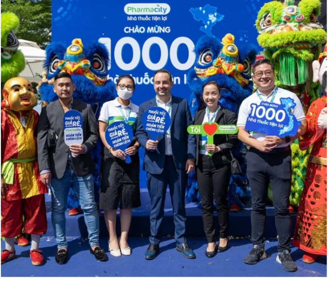 Ông Chris Blank - Tổng Giám đốc của Pharmacity đang ăn mừng cửa hàng thứ 1000 của chuỗi.