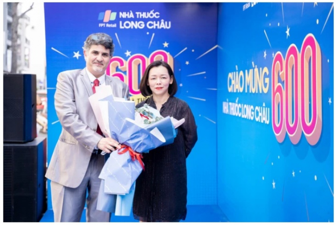 Chủ tịch FPT Retail - Nguyễn Bạch Điệp đang chào mừng cột mốc 600 cửa hàng của Long Châu.