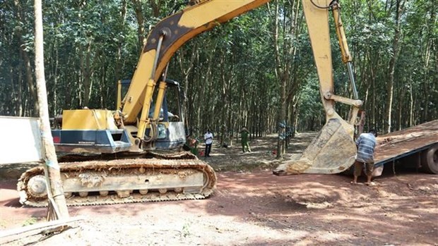 Hiện trường một vụ đổ trộm rác thải ở Bình Phước. (Ảnh: Đậu Tất Thành/TTXVN)