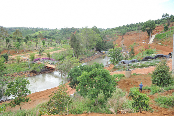 Một địa điểm thác nước tự nhiên trên địa bàn TP Gia Nghĩa bị san ủi, xây dựng nhiều công trình trái phép để “săn view”.