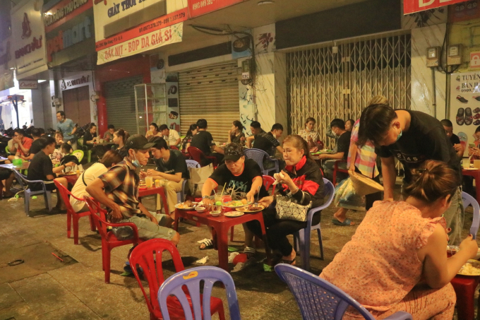 Nửa đêm, đông nghẹt người đi ăn cơm tấm CAO AN BIÊN