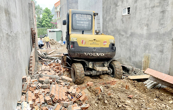 Đoàn cưỡng chế của UBND P.Trảng Dài tháo dỡ 3 căn nhà xây dựng trái phép ở KP.3, KP.4B ngày 15-4. Ảnh: CTV