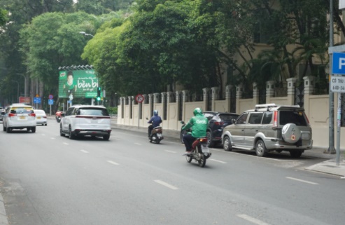 Giao với đường Nguyễn Thị Minh Khai, đường Trương Định (có thu phí đậu xe) chỉ lác đác vài ôtô. Ảnh: ANH VŨ
