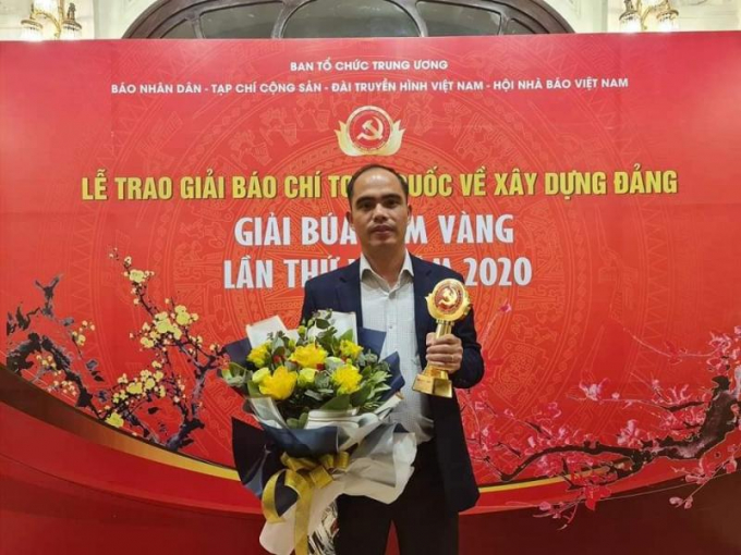 Thầy giáo Lê Hoàng Việt Lâm nhận giải thưởng Báo chí toàn quốc về Xây dựng Đảng.