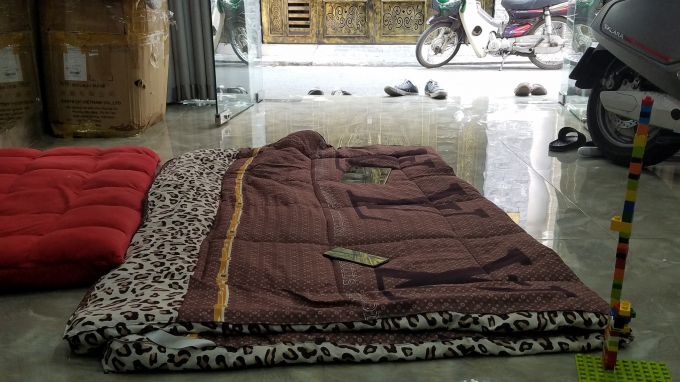 Khu vực nơi để điện thoại bị nam thanh niên dàn cảnh đánh lừa các cháu nhỏ để vào nhà lấy trộm TRẦN KHA