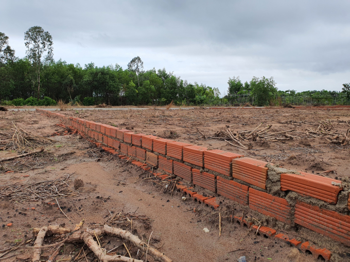 Làm đường, trồng trụ điện, xây gạch phân từng lô đất trên đất nông nghiệp ở xã Tóc Tiên NGUYỄN LONG