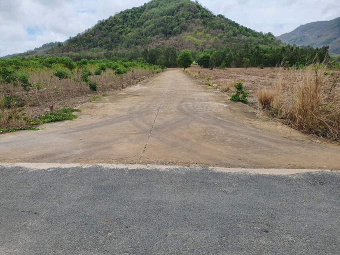Đường bê tông rộng khoảng 5m