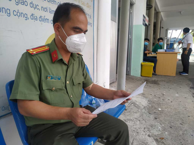 Trung tá Lê Hoàng Việt Lâm đến Bệnh viện Bệnh Nhiệt đới để khám, nhận thuốc phơi nhiễm HIV NGỌC DUY