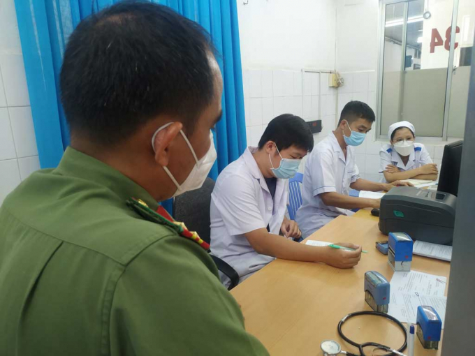 Trung tá Lâm ngồi chờ y, bác sĩ xử lý hồ sơ khám, xét nghiệm của mình NGỌC DUY