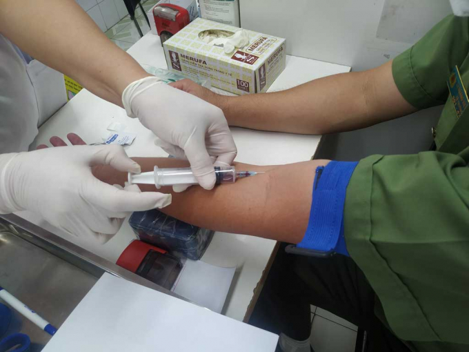 Trung tá Lâm lấy máu để xét nghiệm HIV NGỌC DUY