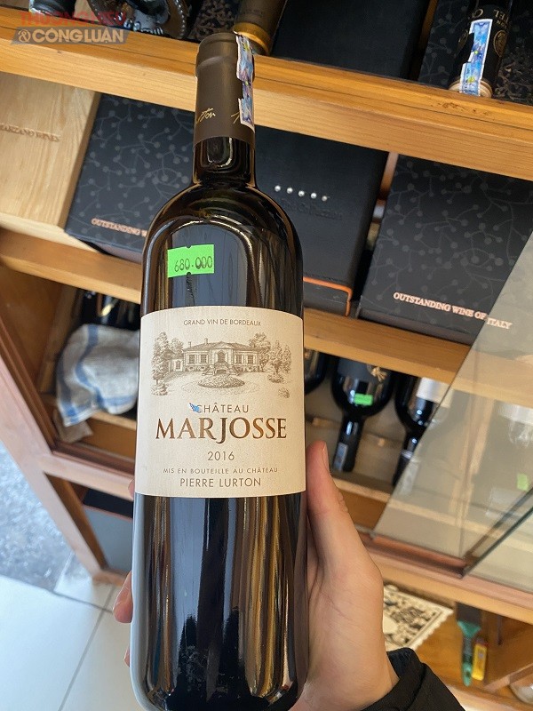 Rượu vang MARJOSSE 2016 (có giá 680 nghìn đồng) được bày bán tại Cửa hàng Phương Trang không nhãn phụ theo đúng quy định. Ảnh Thuận Yến - Nguyễn Trung.
