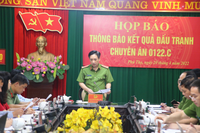 Đại tá Nguyễn Minh Tuấn, Phó Giám đốc, Thủ trưởng Cơ quan CSĐT Công an tỉnh Phú Thọ phát biểu tại cuộc họp báo.