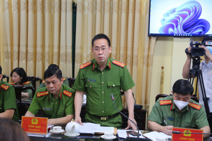 Trung tá Nguyễn Quang Hoà, Phó trưởng Phòng Cảnh sát hình sự Công an tỉnh Phú Thọ phát biểu tại buổi họp báo.