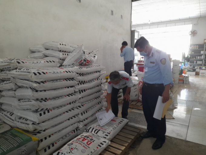 Kiểm tra phân bón kém chất lượng tại Tiền Giang