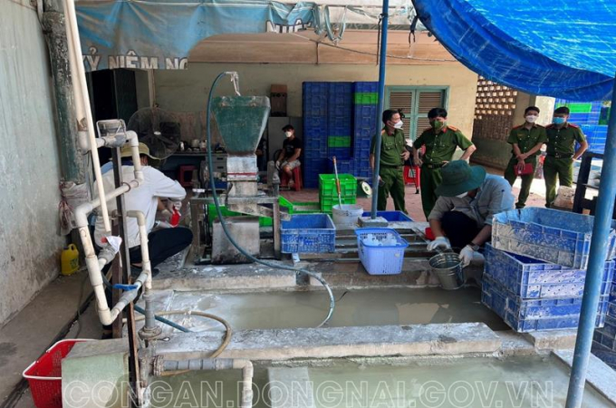 Lực lượng chức năng lấy mẫu chất thải và nước thải để kiểm nghiệm Trước đó, sau quá trình trinh sát, vào lúc 15 giờ 20 phút ngày 20/4,