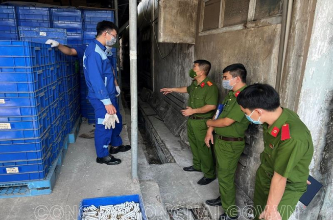 Lực lượng chức năng khai quật hệ thống mương thoát nước trong khuôn viên công ty
