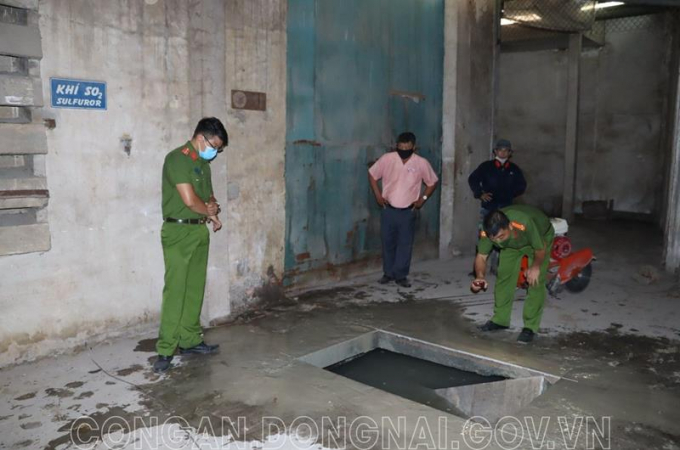 Khai quật hầm chôn chất thải trong khuôn viên công ty