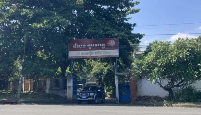 Xe của công an trong trụ sở Xí nghiệp Đèn ống