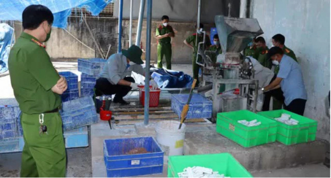 Bắt quả tang công nhân ghiền vỏ bóng đèn, nước thải thoát ra hầm chứa