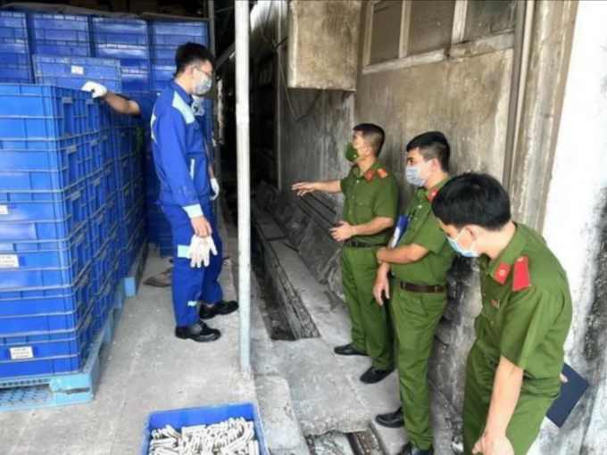 Lực lượng chức năng khai quật hệ thống mương thoát nước trong khuôn viên công ty. (Ảnh: TTXVN phát)
