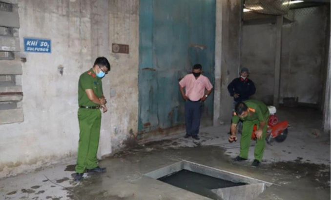 Hầm chứa chất thải bên trong công