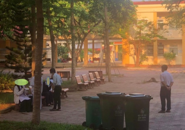 Các học sinh bị thầy phó hiệu trưởng bắt ra ghế đá ở sân trường ngồi ăn thức ăn mà học sinh đã quăng vào thùng rác PHỤ HUYNH HỌC SINH CUNG CẤP