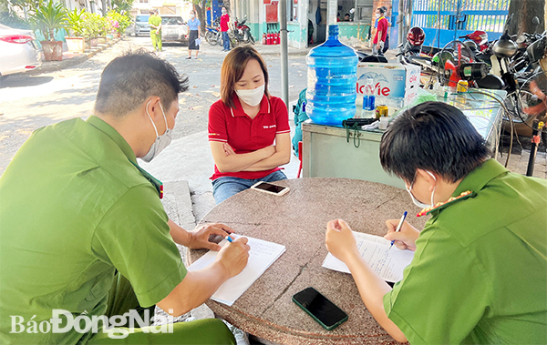 Đại diện Xí nghiệp Đèn ống Điện Quang làm việc với cán bộ Phòng Cảnh sát môi trường, Công an tỉnh Đồng Nai