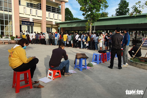 Người dân xếp hàng dài chờ làm thủ tục về đất đai tại chi nhánh Văn phòng đăng ký đất đai huyện Chơn Thành, Bình Phước - Ảnh: B.A.