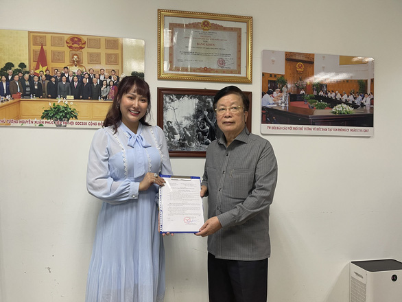 Diễn viên Phi Thanh Vân (trái) nhận quyết định làm phó trưởng văn phòng đại diện vào ngày 22-4 - Ảnh: CTV