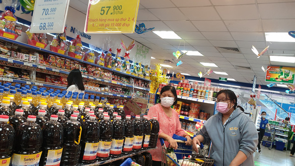 Các siêu thị đã trữ lượng lớn hàng cho nhu cầu mua sắm của người dân dịp lễ 30-4 - Ảnh: N.TRÍ