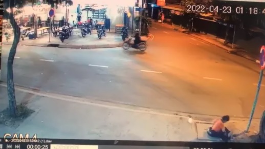 Chị T. hốt hoảng chạy lại ôm con trai ngay sau khi xảy ra vụ va chạm