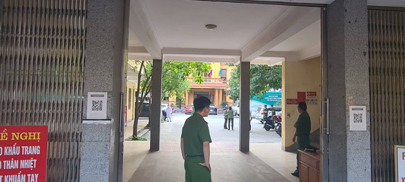Cơ quan điều tra thực hiện khám xét tại CDC Nam Định chiều 25-4 - Ảnh: GIANG LONG