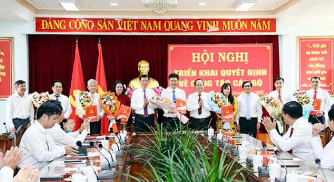 Lãnh đạo Tỉnh ủy, UBND tỉnh trao quyết định của Ban TVTU, UBND tỉnh bổ nhiệm, điều động nhân sự. Ảnh: HUY ANH-BĐN