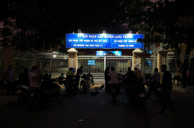 Những ngày gần đây đã có rất đông người dân đến UBND huyện Long Thành để làm giấy tờ đất. Ước tính mỗi ngày có đến hàng trăm lượt người khiến các bộ phận giải quyết hồ sơ bị quá tải, người dân phải chờ đợi hàng giờ đồng hồ từ sáng sớm tinh mơ cho đến hết giờ làm việc.