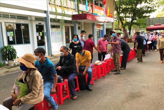 Vào trong cổng người dân vẫn phải đợi đúng 7h30 mới được làm thủ tục. Ước tính mỗi người dân phải mất từ 4 đến 5 tiếng đồng hồ mới làm xong thủ tục. Nhiều người dân đến trễ hơn, nhận thấy dòng người quá đông đành bỏ cuộc trở về nhà.