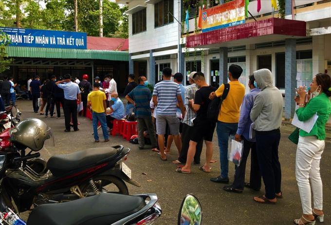Những người đến sớm thì được xí chỗ có ghế ngồi, còn những người đến sau đành phải đứng đợi tiếp. Ngoài ra, theo những người đã phải đợi cả ngày hôm trước cho biết, những ai có số thứ tự từ 100 trở đi, nhiều khả năng sẽ không thể đến lượt, bắt buộc ngày hôm sau phải đến sớm hơn.