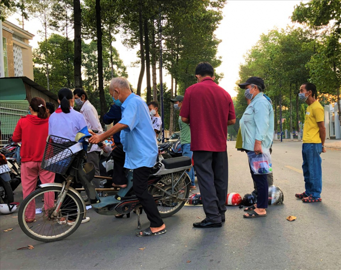 6h sáng UBND huyện Long Thành mới bắt đầu mở cửa và 7h30 sáng mới bắt đầu làm việc nhưng dòng người cứ tiếp tục đổ về ngày càng đông, lấn xuống hơn một nửa lòng đường. Bà N.T.H (50 tuổi) cho biết: